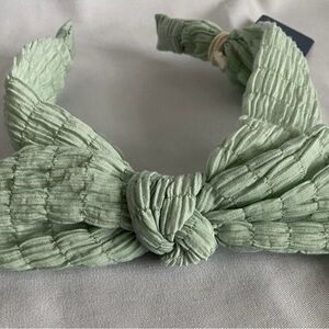 Universal thread green knot headband